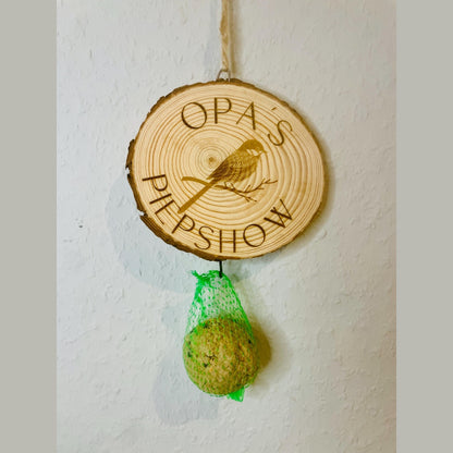 Baumscheibe mit Gravur Opas Piepshow und Halterung für Meisenknödel 13-15cm Vogelhäuschen Das Glückswerk