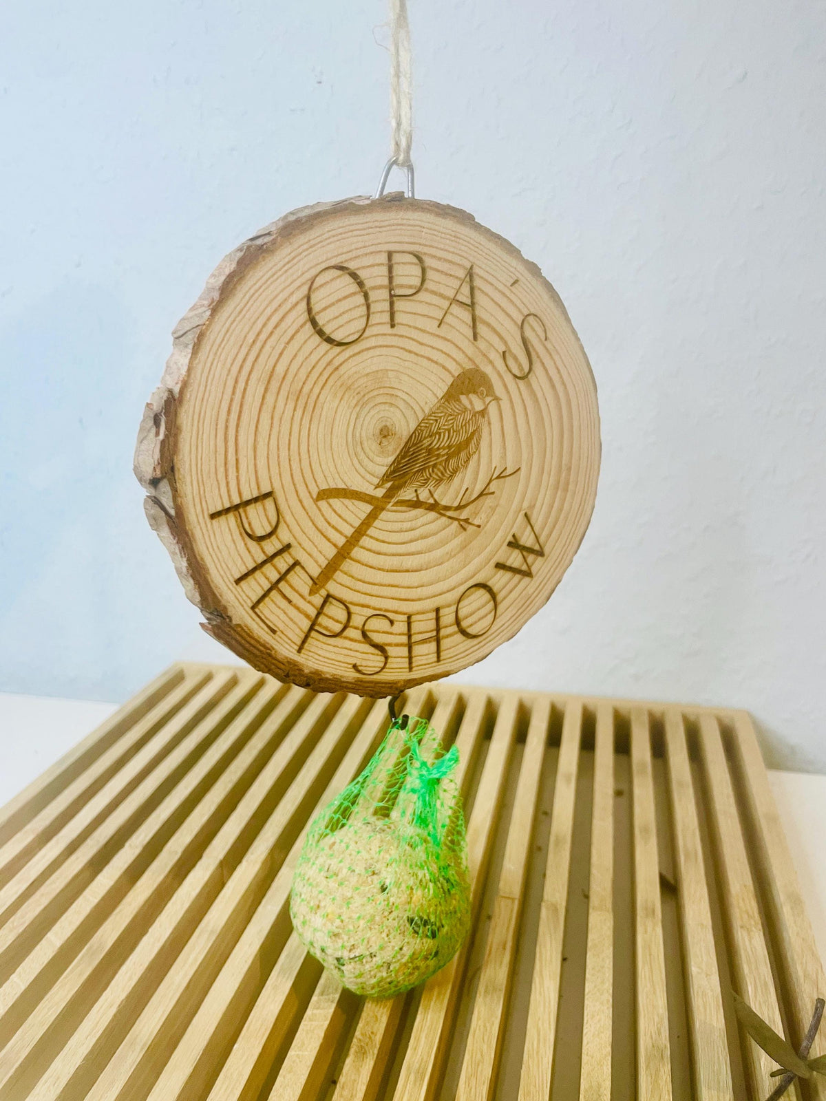 Baumscheibe mit Gravur Opas Piepshow, Meisenknödelhalter, 13-15 cm Holz, DasGlueckswerk, Dekoration, Bird Feeders, 