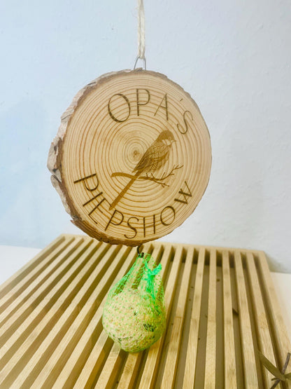 Baumscheibe mit Gravur Opas Piepshow, Meisenknödelhalter, 13-15 cm Holz, DasGlueckswerk, Dekoration, Bird Feeders, 
