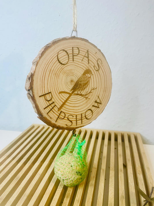 Baumscheibe mit Gravur Opas Piepshow, Meisenknödelhalter, 13-15 cm Holz, DasGlueckswerk, Dekoration, Bird Feeders, 