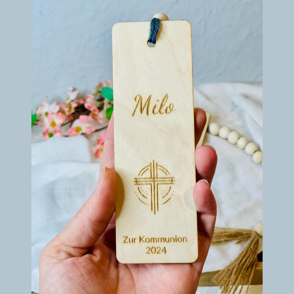 Lesezeichen aus Holz mit individueller Gravur und buntem Band mit Holzperlen zur Kommunion oder Taufe Lesezeichen Das Glückswerk