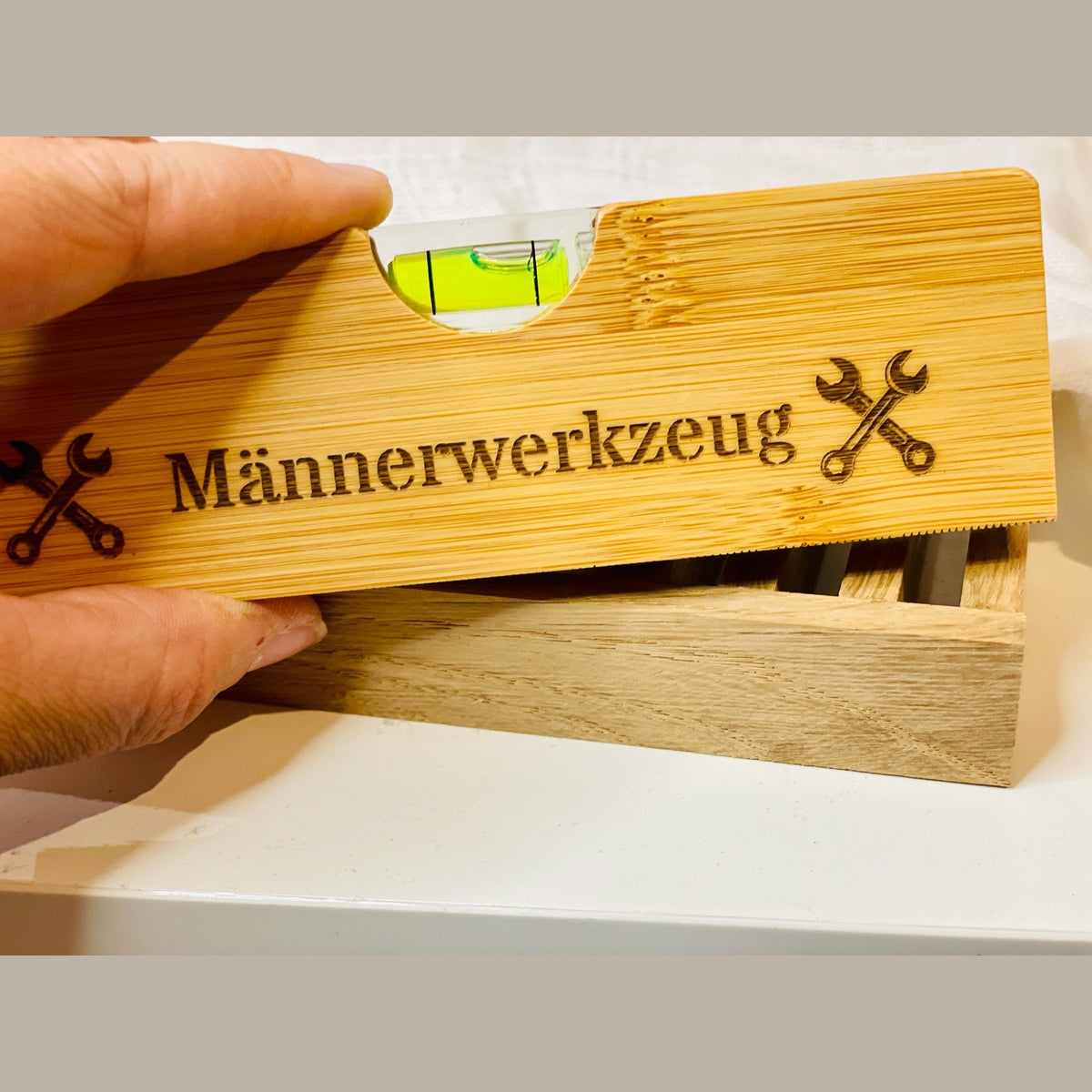 Multifunktionale Wasserwaage mit Zentimetermaß und Flaschenöffner Werkzeug Das Glückswerk