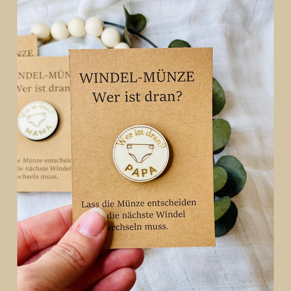 Windelmünze – Gravierte Holzmünze für frischgebackene Eltern Geschenk Geburt Das Glückswerk