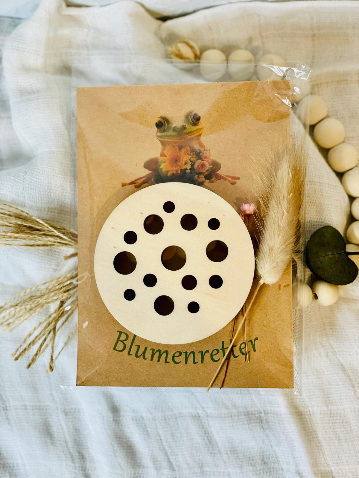 blumenretter aus holz mit Frosch und Trockenblumen