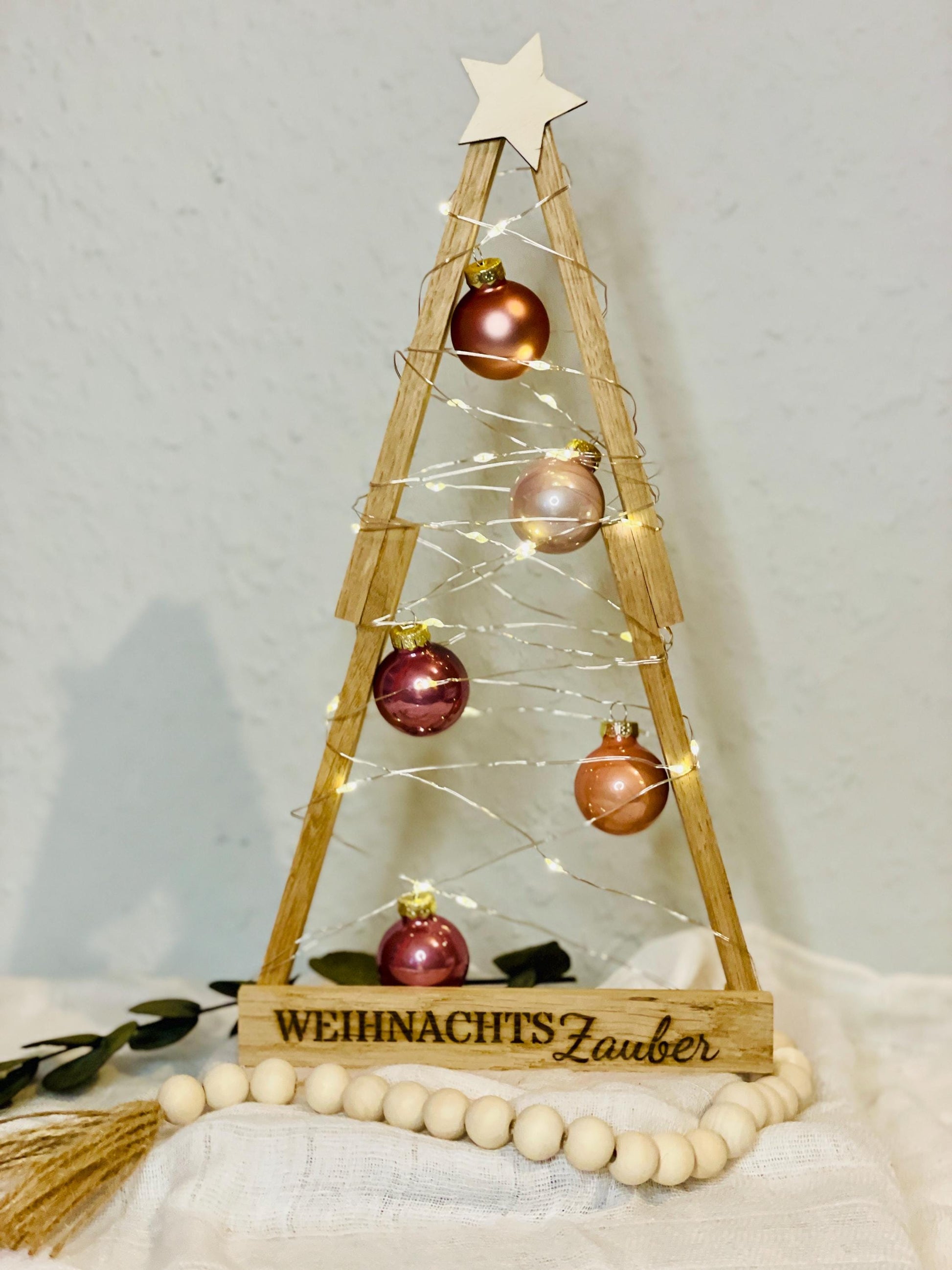 Weihnachtsbaum aus Holz mit Lichterkette und Weihnachtskugeln aus Glas Das Glückswerk