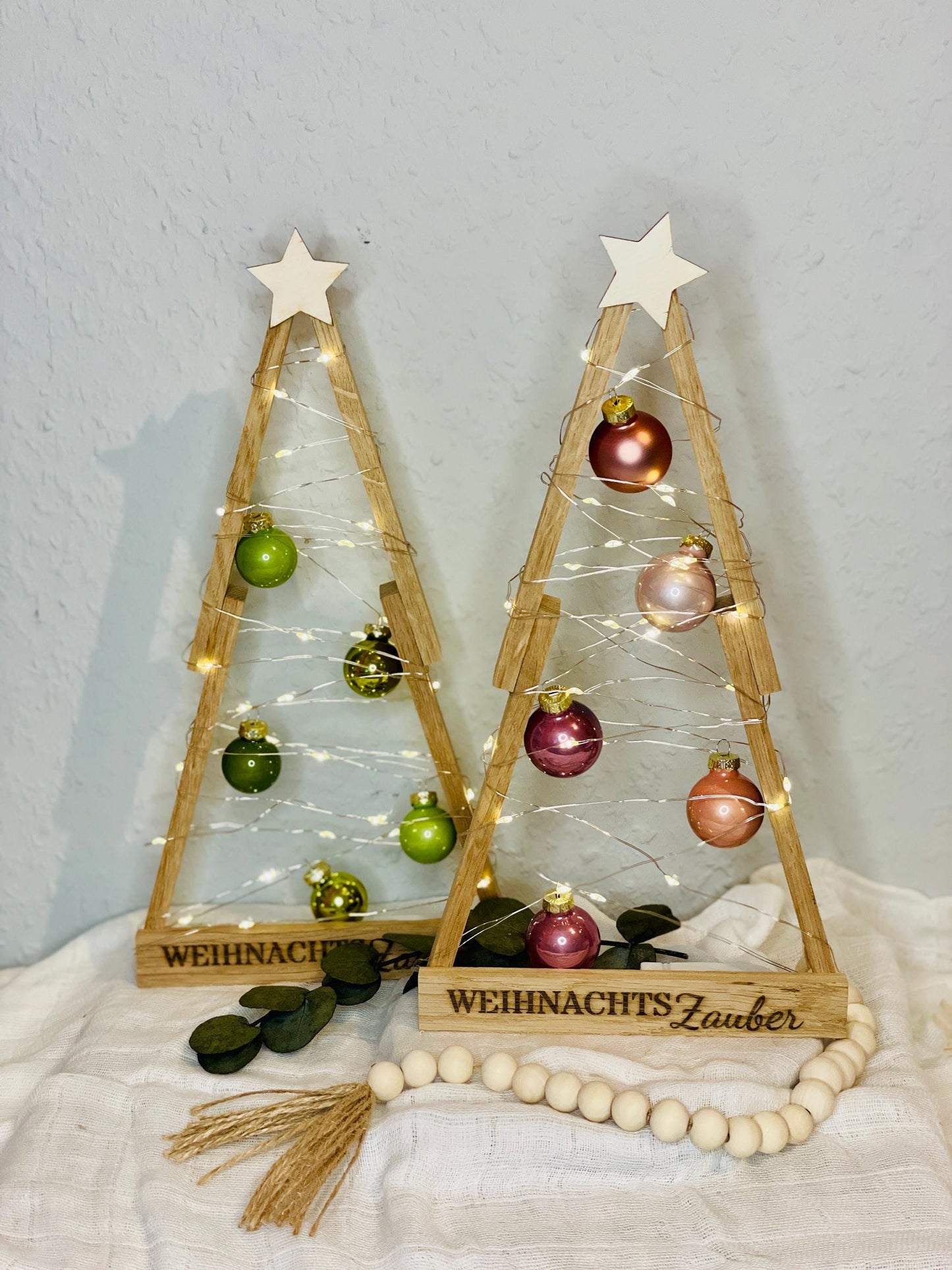 Weihnachtsbaum aus Holz mit Lichterkette und Weihnachtskugeln aus Glas Das Glückswerk