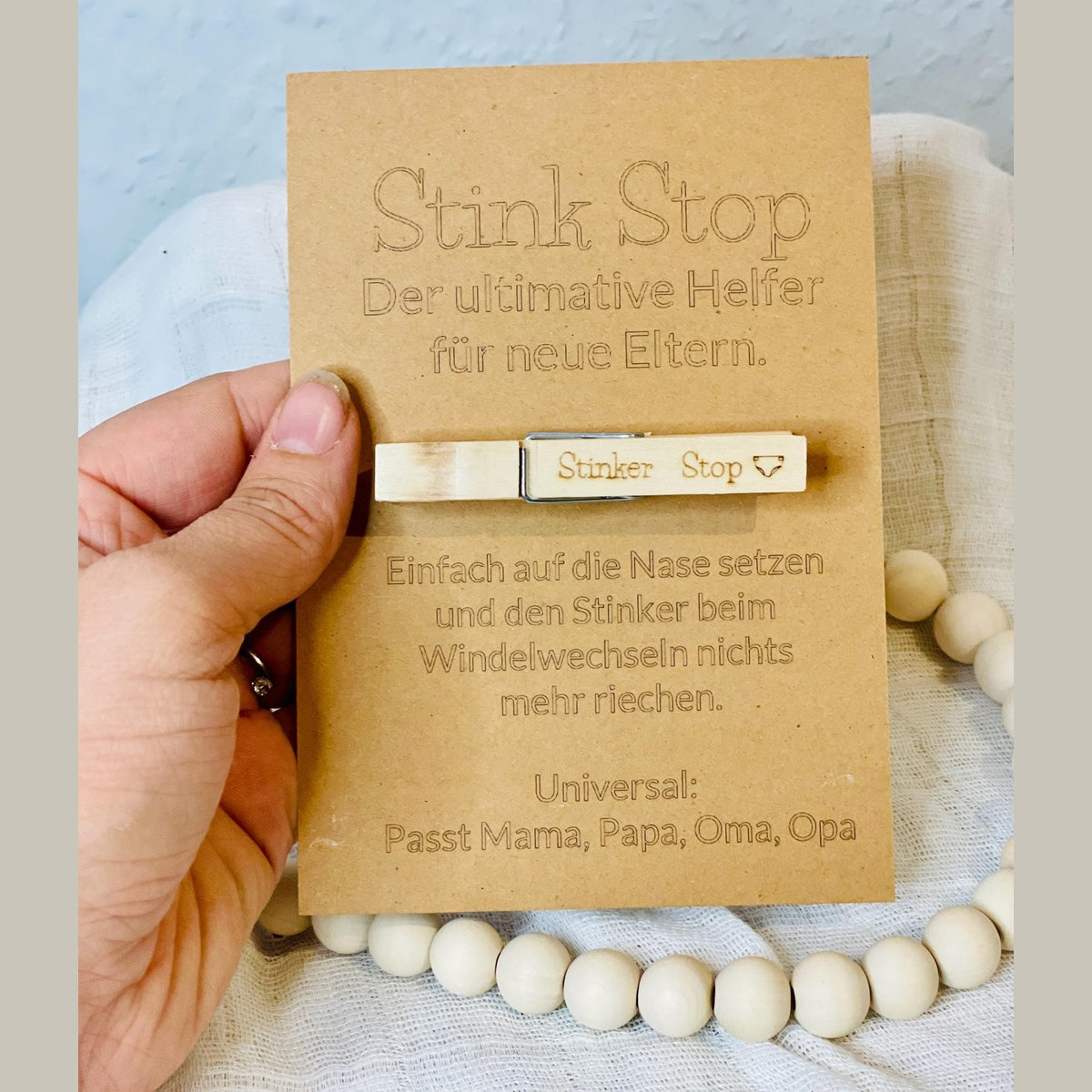 Stink Stop - Geschenk für frischgebackene Eltern mit Wäscheklammer Windelmünze Das Glückswerk