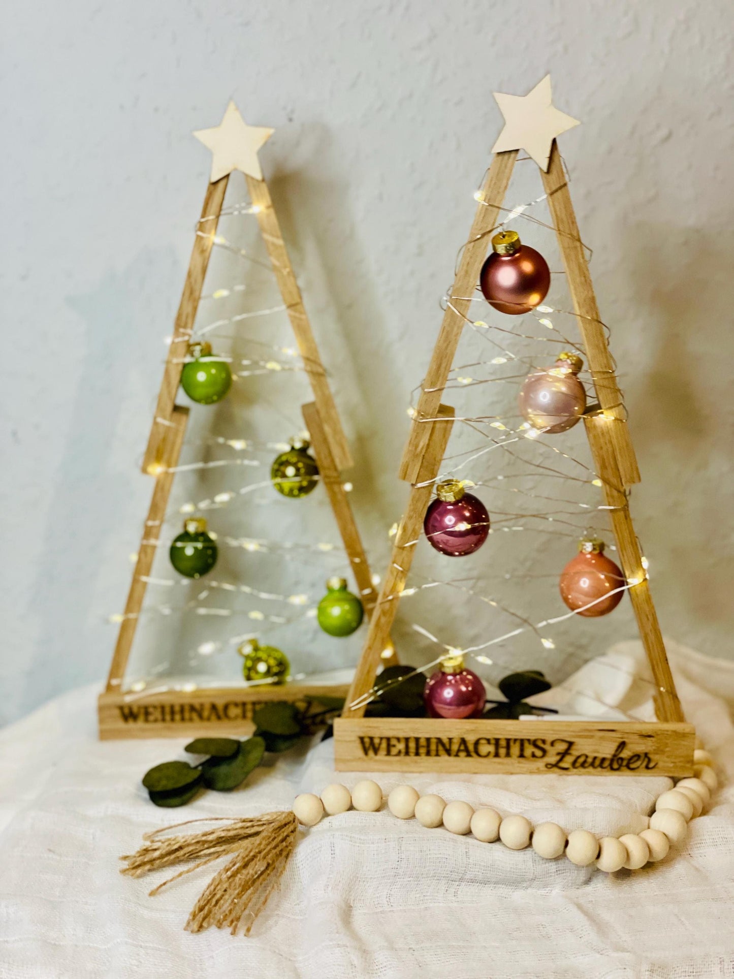 Weihnachtsbaum aus Holz mit Lichterkette und Weihnachtskugeln aus Glas Das Glückswerk