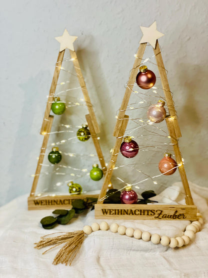Weihnachtsbaum aus Holz mit Lichterkette und Weihnachtskugeln aus Glas Das Glückswerk