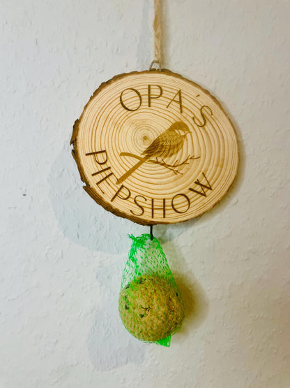 Baumscheibe mit Gravur, Vogelfutterstation, Meisenknödelhalter, Opas Piepshow, Baumscheibe für Garten, Baumscheibe Vogelfutter, Holz Baumscheibe, Geschenk für Opa, Vogelfutterstation für Balkon, Meisenknödel Halterung, Vogelbeobachtung Deko,