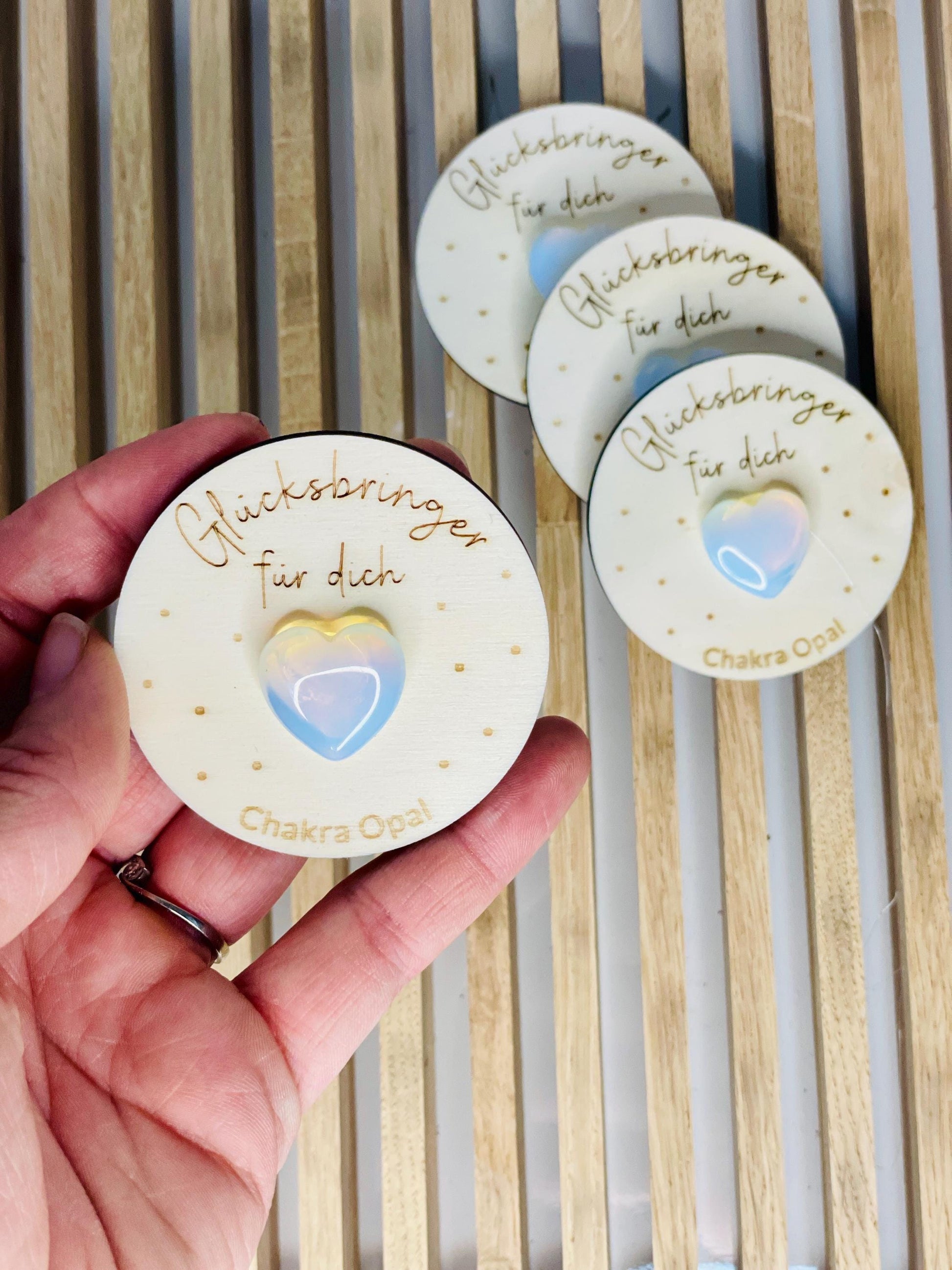 Glücksbringer mit chakra opal in Herzform Geschenk Das Glückswerk