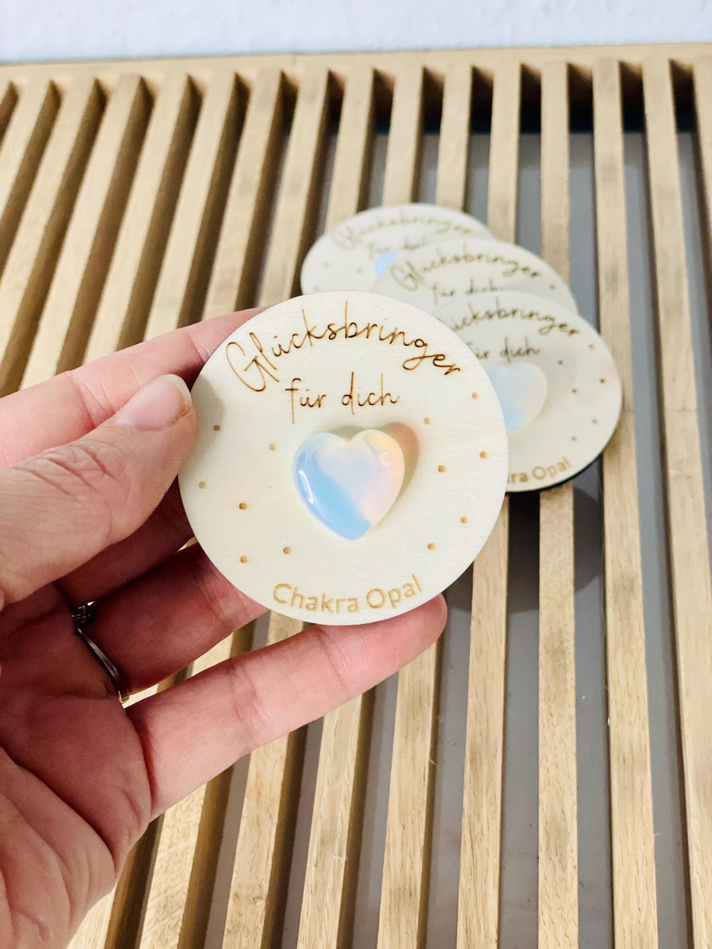 Glücksbringer mit chakra opal in Herzform Geschenk Das Glückswerk