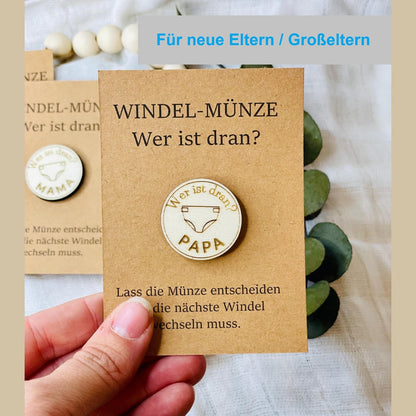 Windelmünze – Gravierte Holzmünze für frischgebackene Eltern Geschenk Geburt Das Glückswerk