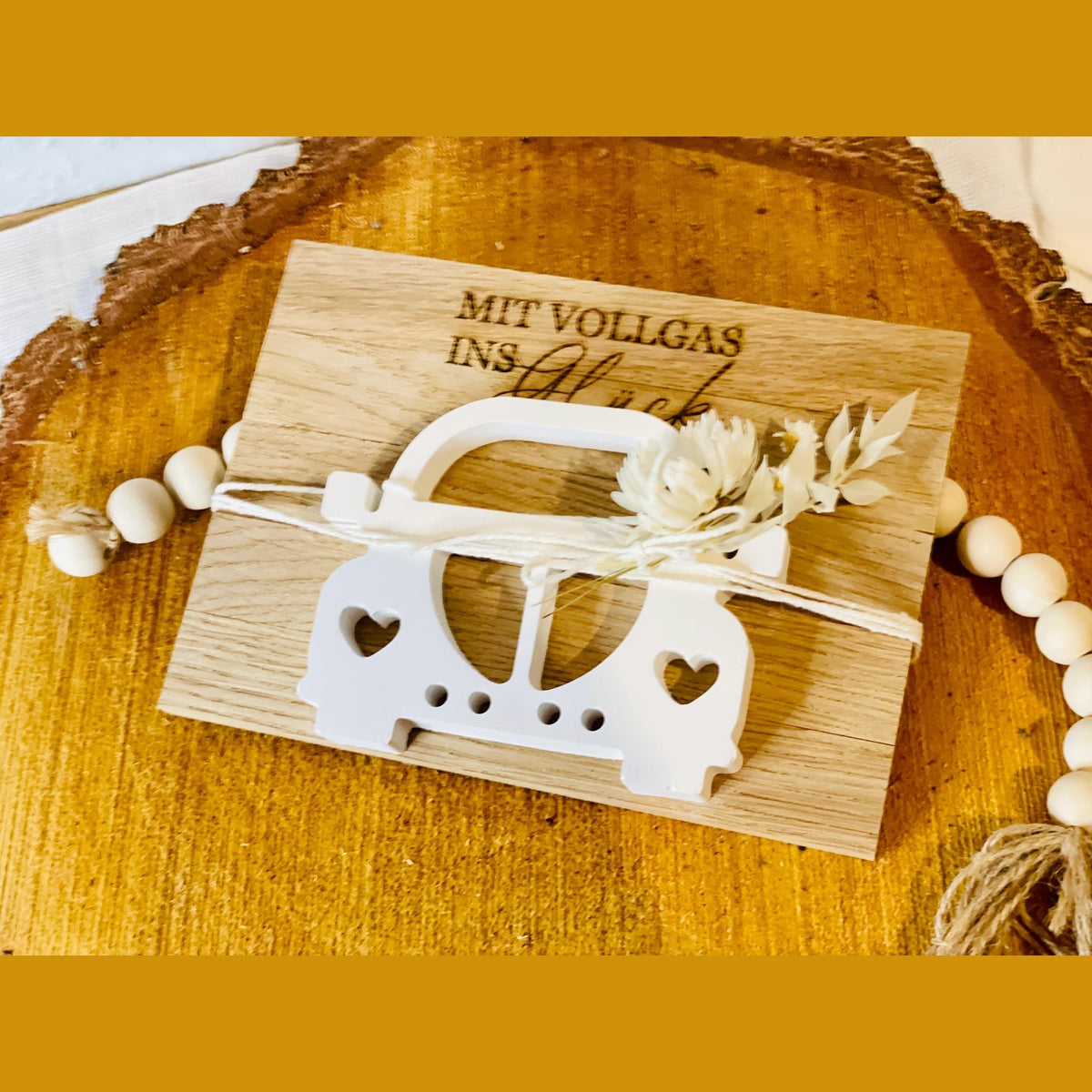 Geschenkkarte Auto aus Holz, weißer Gießmasse und Reagenzglas Röhrchen als Geldgeschenk Geschenkkarte Das Glückswerk