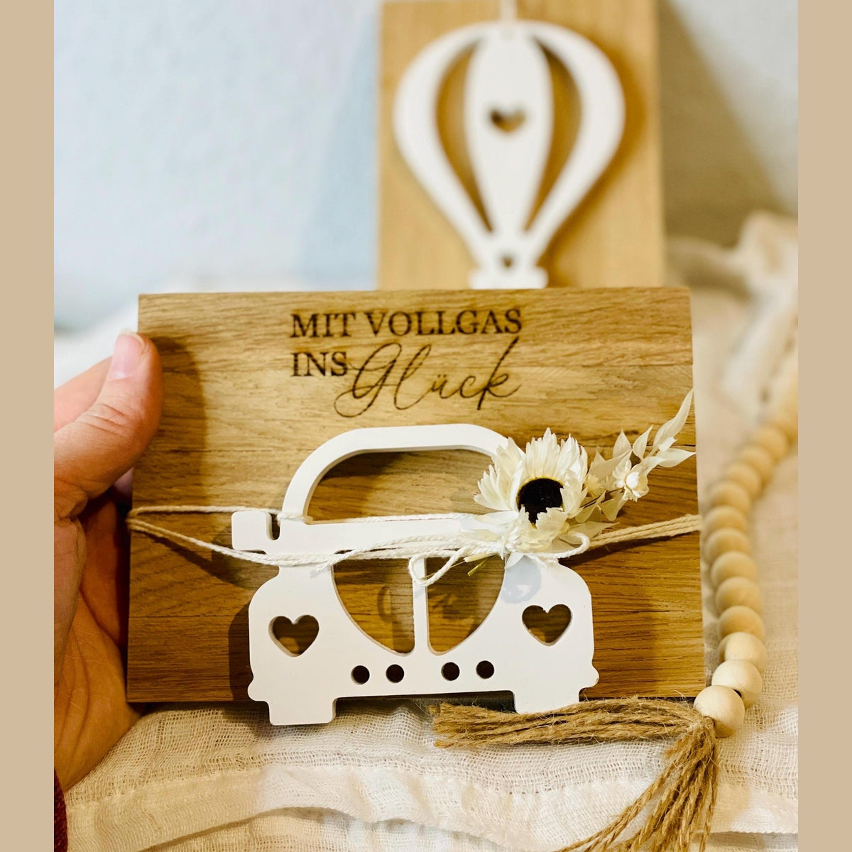 Geschenkkarte Auto aus Holz, weißer Gießmasse und Reagenzglas Röhrchen als Geldgeschenk Geschenkkarte Das Glückswerk