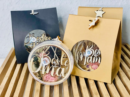 Personalisierte Weihnachtskugel mit Trockenblumen als Geschenk verpackt Das Glückswerk