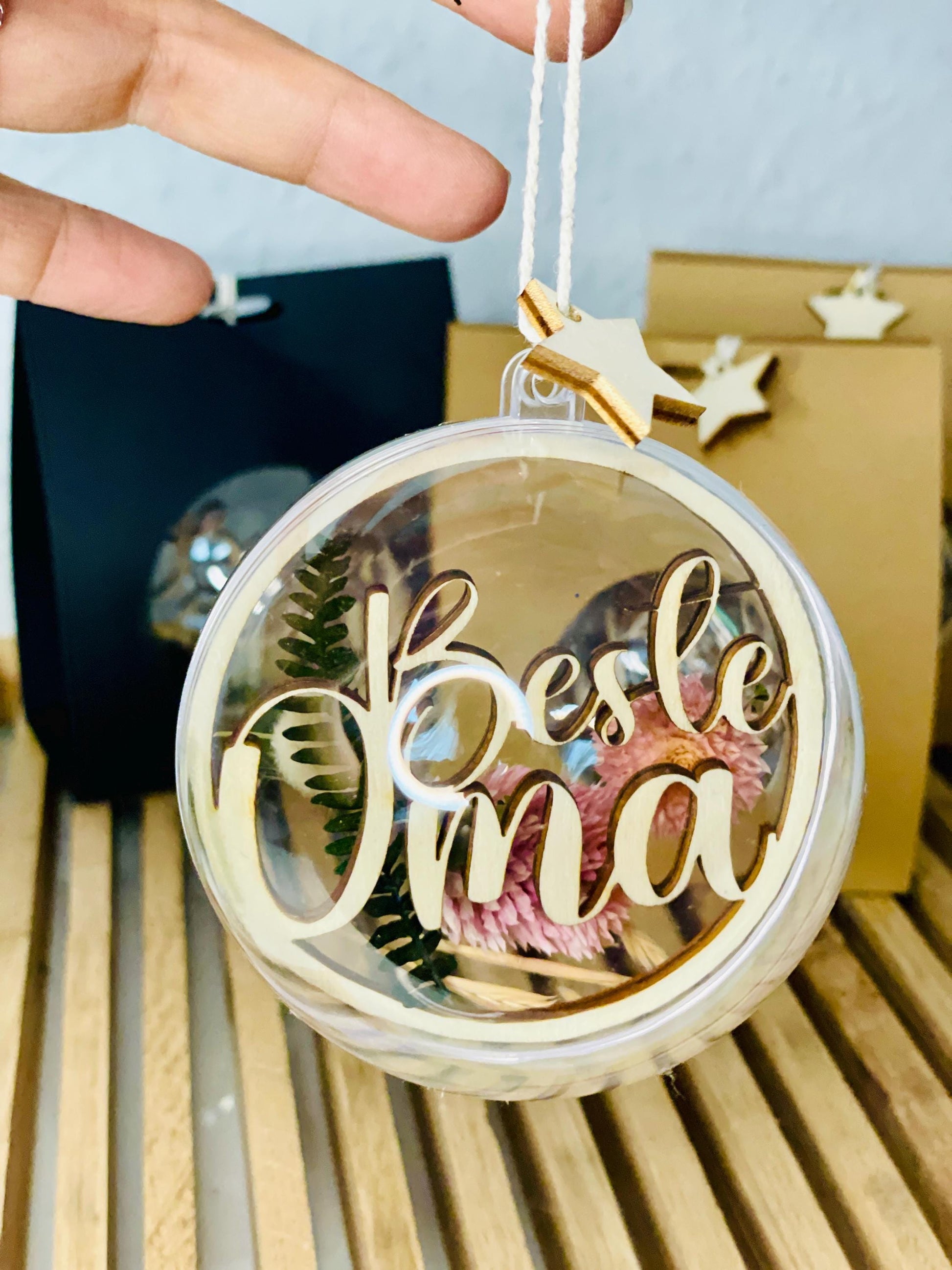 Personalisierte Weihnachtskugel mit Trockenblumen als Geschenk verpackt Das Glückswerk