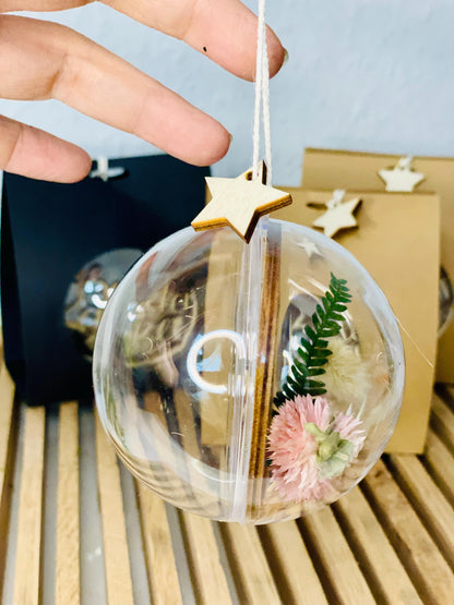 Personalisierte Weihnachtskugel mit Trockenblumen als Geschenk verpackt Das Glückswerk