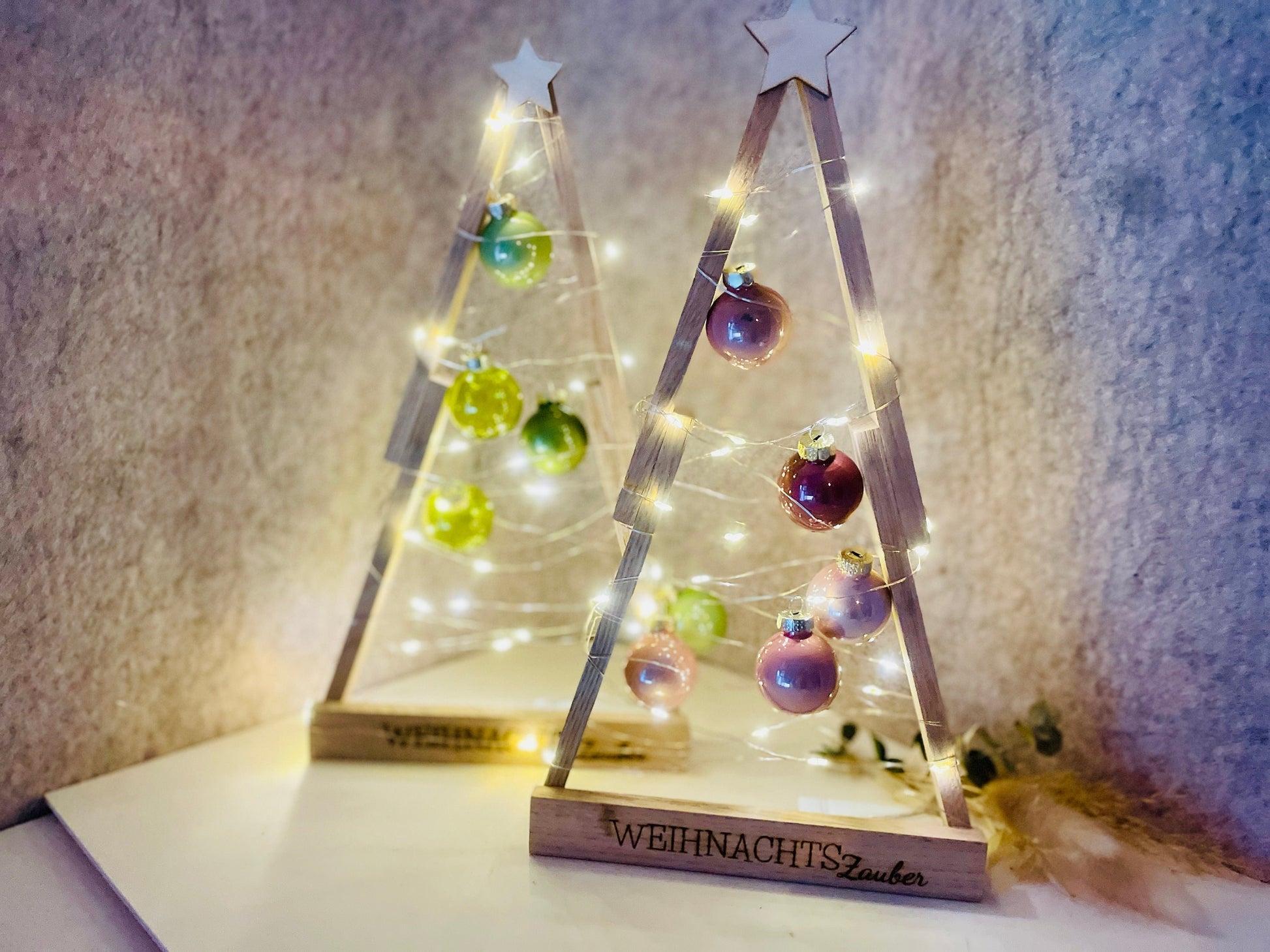 Weihnachtsbaum aus Holz mit Lichterkette und Weihnachtskugeln aus Glas Das Glückswerk