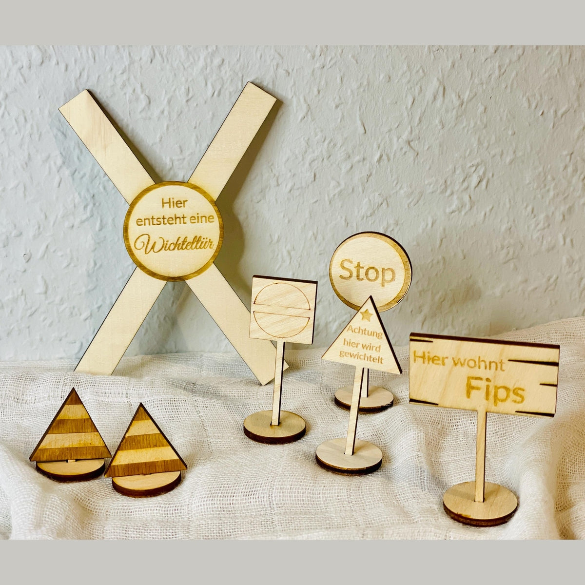 Wichtel Ornamente aus Holz - Wichteltür und Türschild Baustelle Tisch Stuhl Aufsteller Das Glückswerk