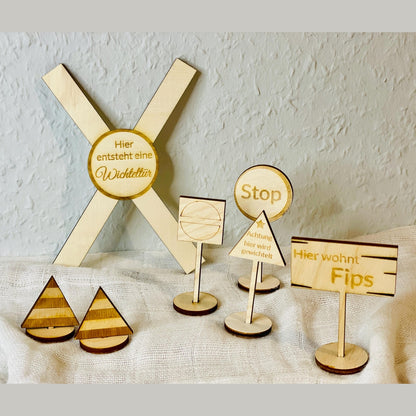 Wichtel Ornamente aus Holz - Wichteltür und Türschild Baustelle Tisch Stuhl Aufsteller Das Glückswerk