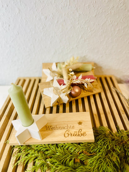 Kerze mit Kerzenständer auf kleinem Brett mit Weihnachts Grüße und Weihnachtskugel verpackt Das Glückswerk