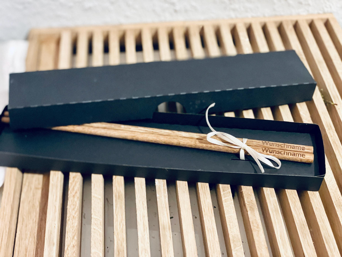 Essstäbchen personalisiert aus Holz, mit Wunschgravur in Geschenkbox, für Sushi und Nudeln, DasGlueckswerk, Hochzeit & Liebe, Chopsticks, Holz, Pappe