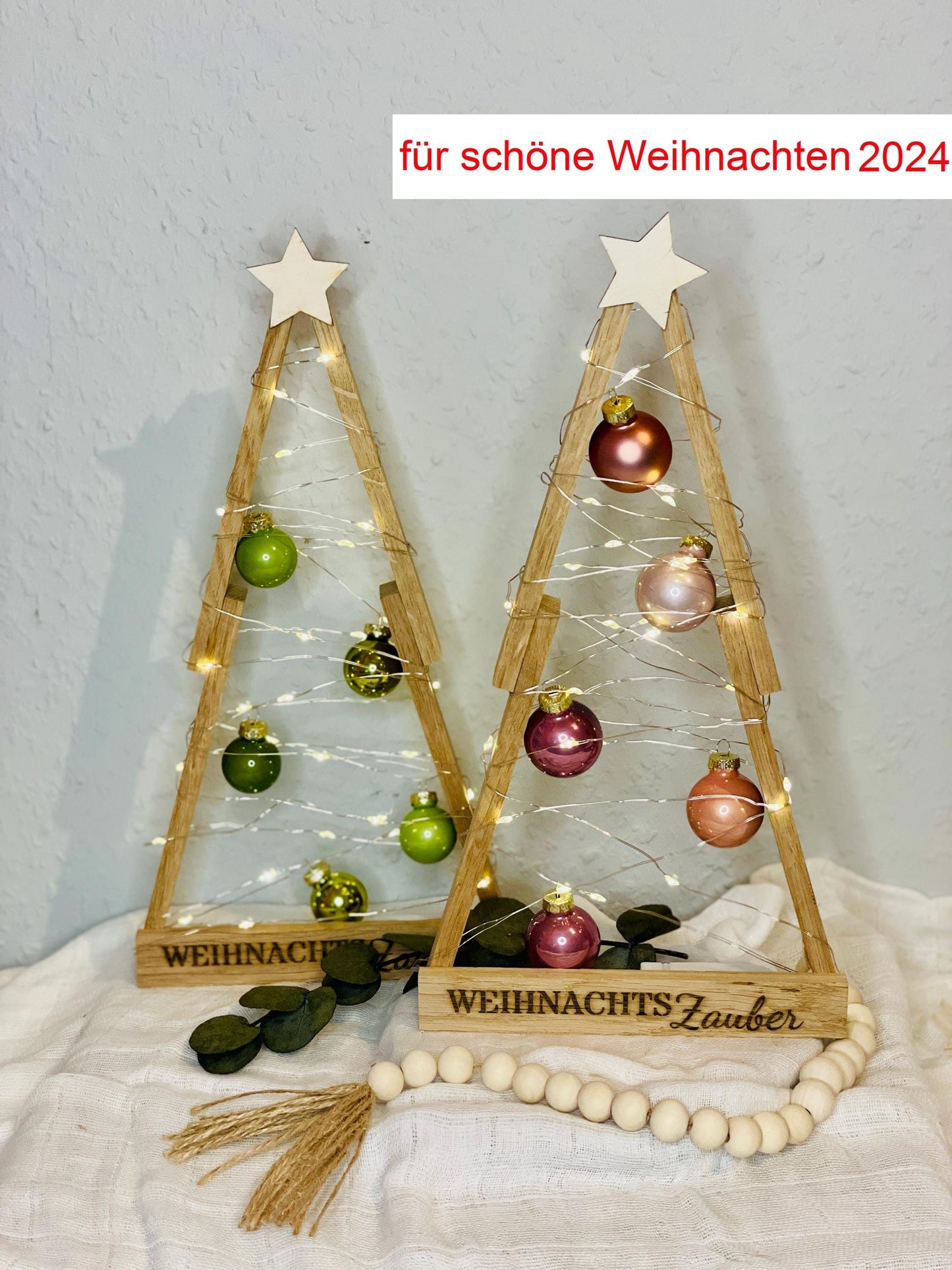 Weihnachtsbaum aus Holz mit Lichterkette und Weihnachtskugeln aus Glas Das Glückswerk