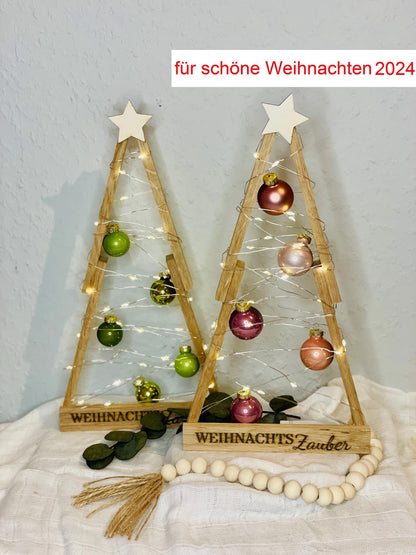 Weihnachtsbaum aus Holz mit Lichterkette und Weihnachtskugeln aus Glas Das Glückswerk