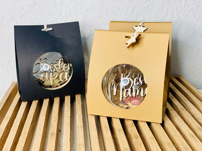 Personalisierte Weihnachtskugel mit Trockenblumen als Geschenk verpackt Das Glückswerk