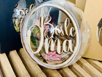 Personalisierte Weihnachtskugel mit Trockenblumen als Geschenk verpackt Das Glückswerk