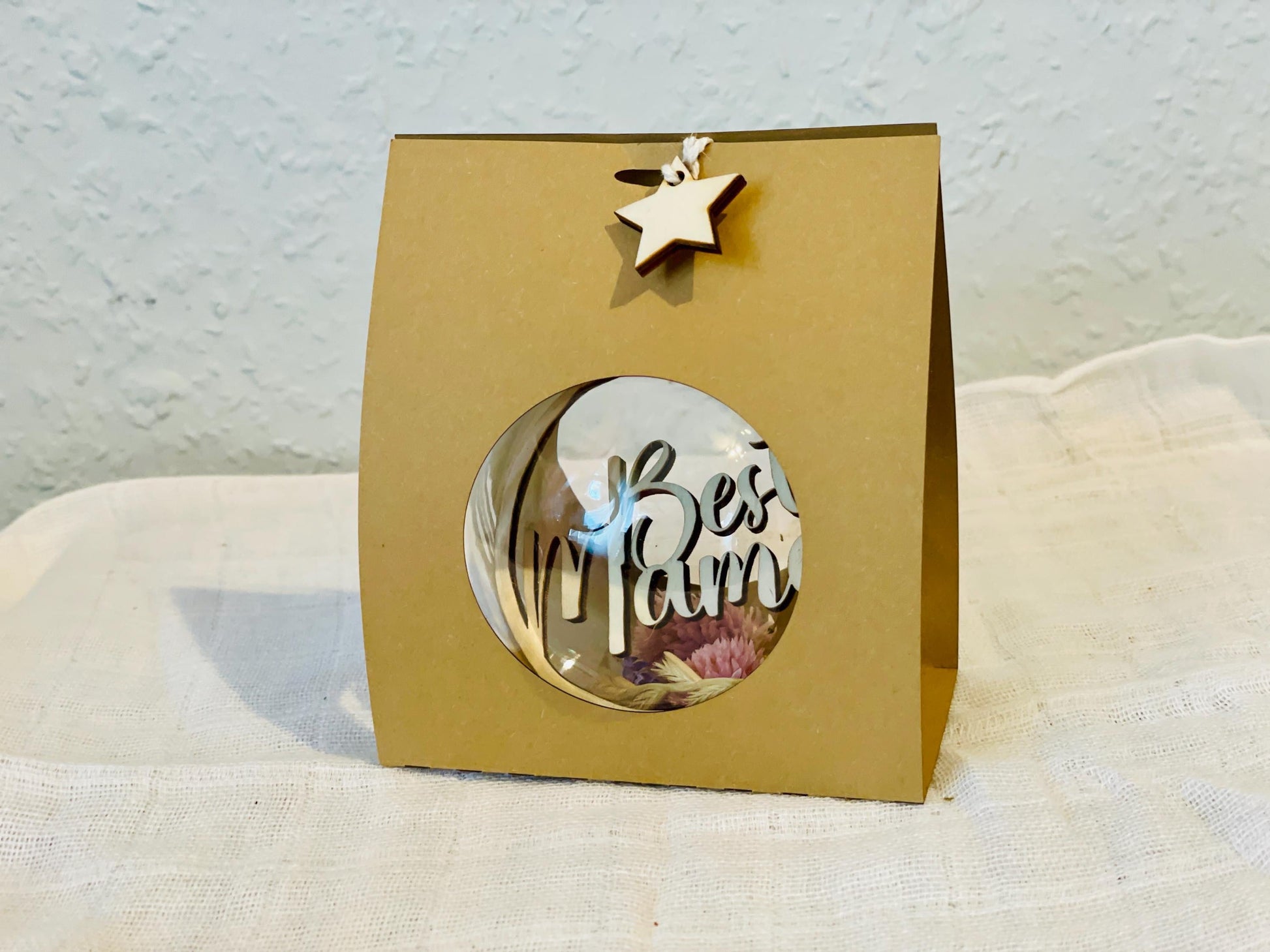 Personalisierte Weihnachtskugel mit Trockenblumen als Geschenk verpackt Das Glückswerk
