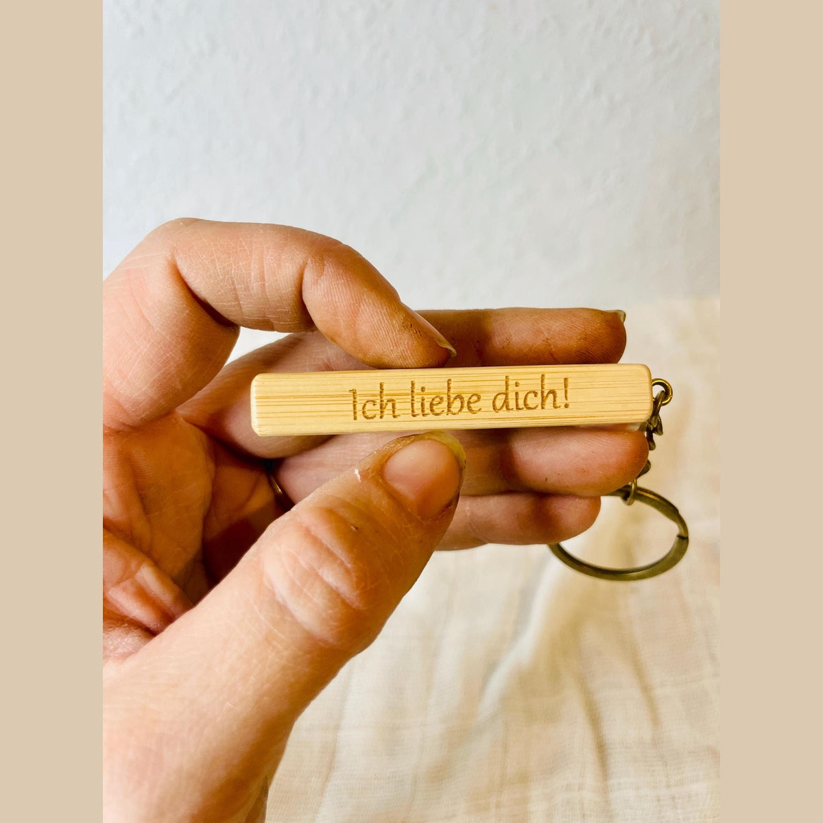 hochwertiger Schlüsselanhänger eckig mit Wunschgravur aus Holz Schlüsselanhänger Das Glückswerk
