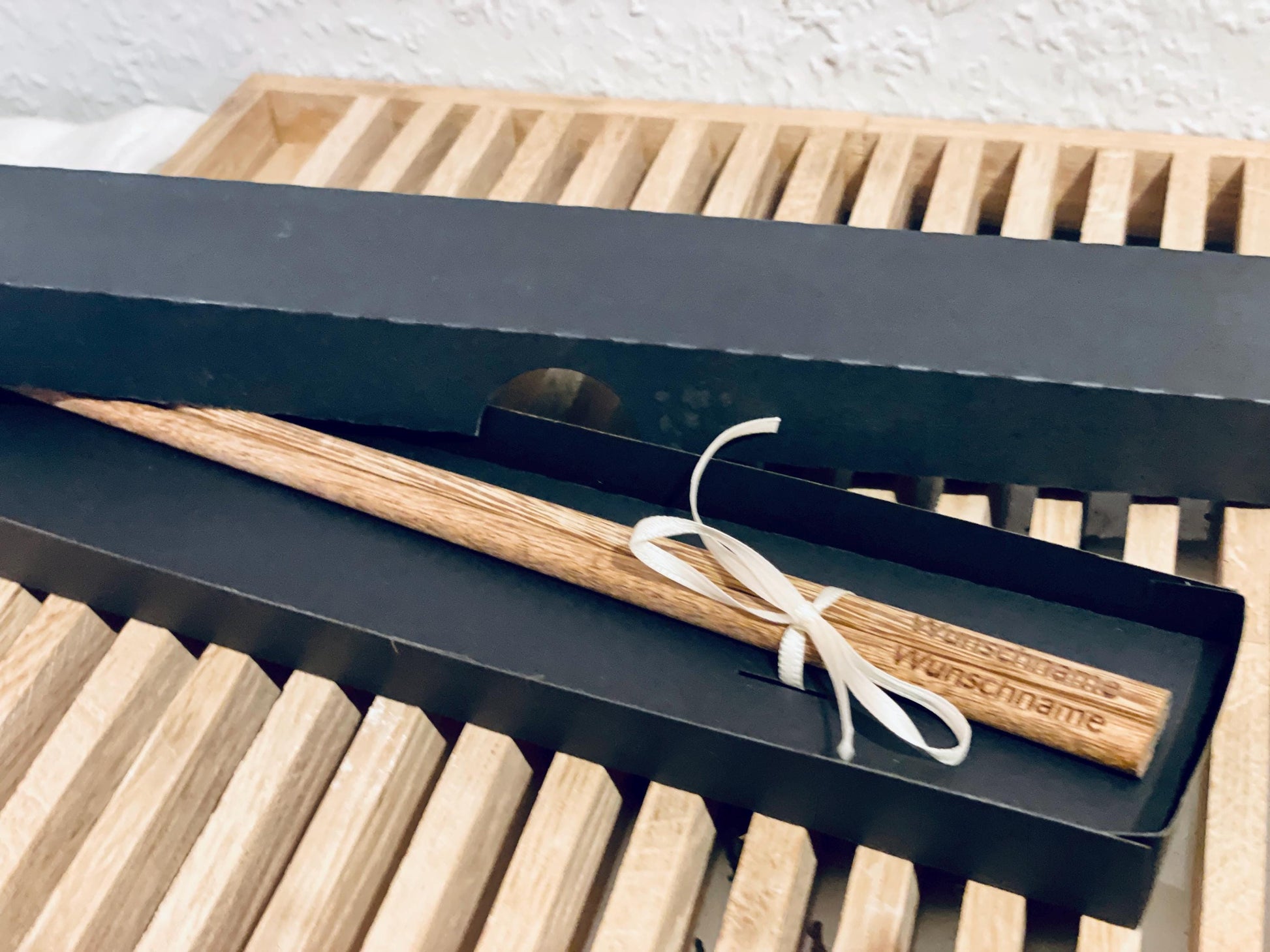 Essstäbchen personalisiert aus Holz, mit Wunschgravur in Geschenkbox, für Sushi und Nudeln, DasGlueckswerk, Hochzeit & Liebe, Chopsticks, Holz, Pappe