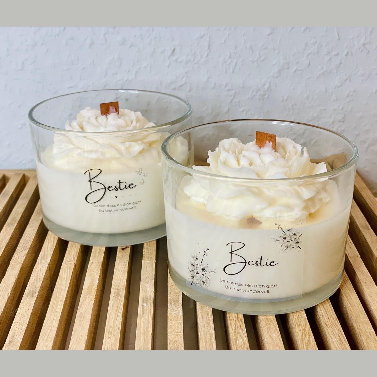 Kerze in Rosenform im Glas mit Bestie Aufdruck und Holzdocht Kerze Das Glückswerk