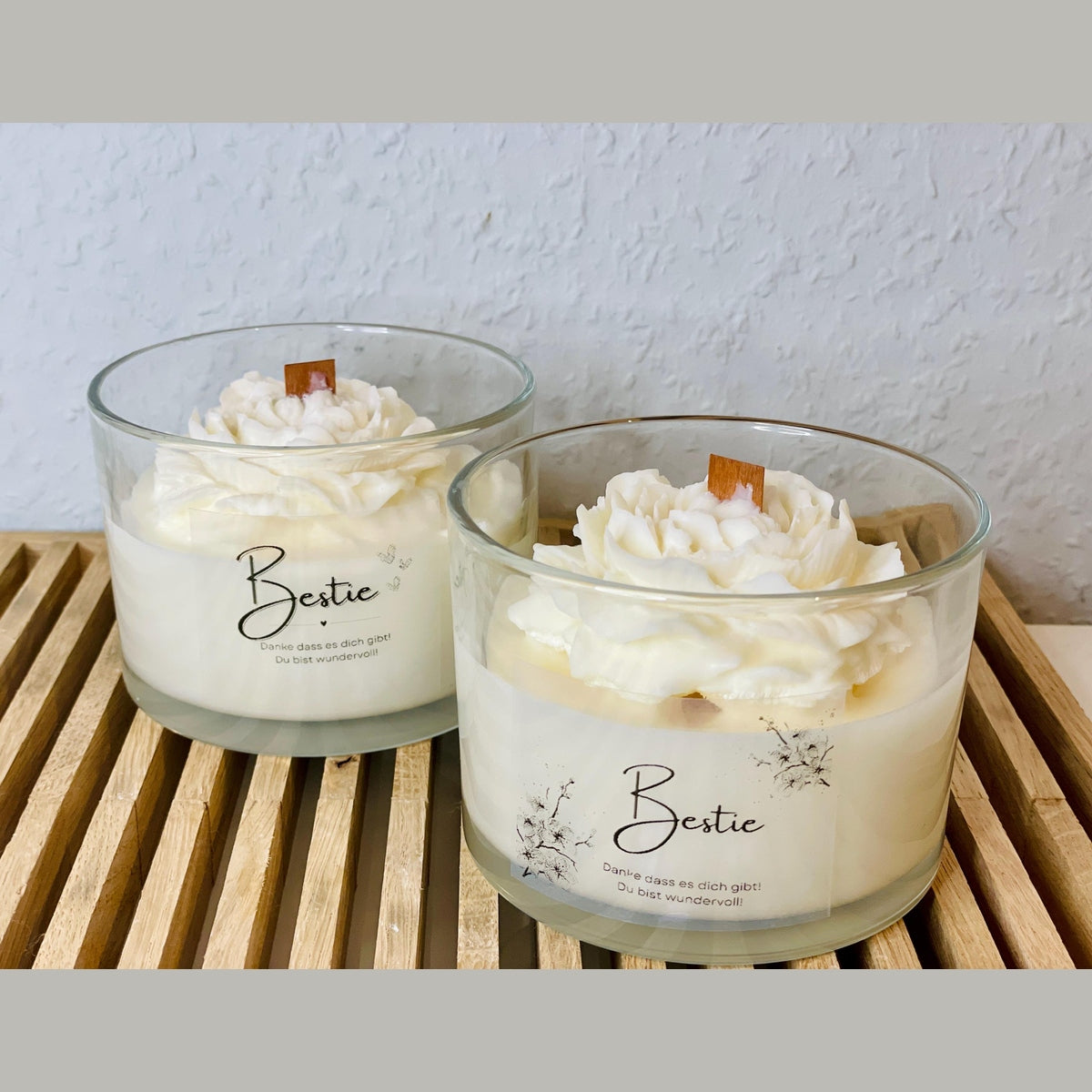 Kerze in Rosenform im Glas mit Bestie Aufdruck und Holzdocht Kerze Das Glückswerk