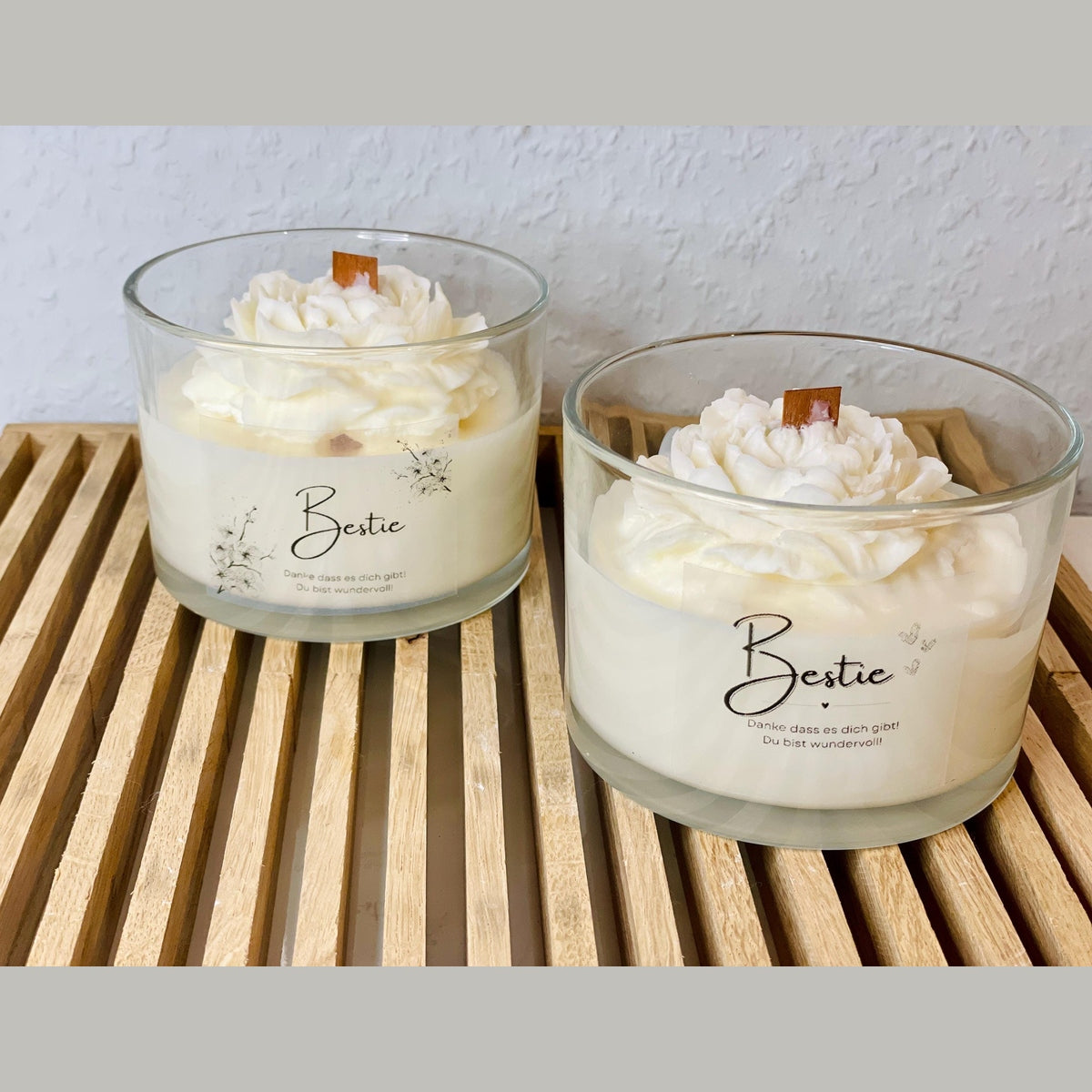 Kerze in Rosenform im Glas mit Bestie Aufdruck und Holzdocht Kerze Das Glückswerk