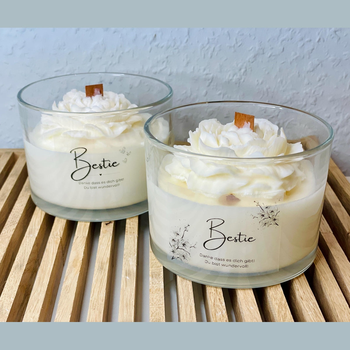 Kerze in Rosenform im Glas mit Bestie Aufdruck und Holzdocht Kerze Das Glückswerk