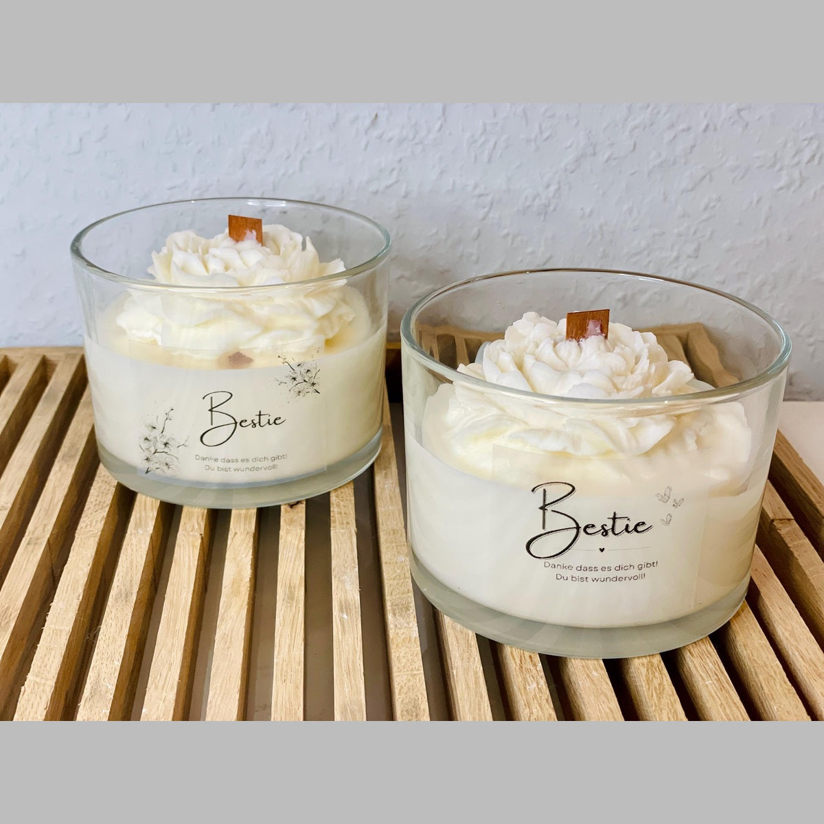 Kerze in Rosenform im Glas mit Bestie Aufdruck und Holzdocht Kerze Das Glückswerk