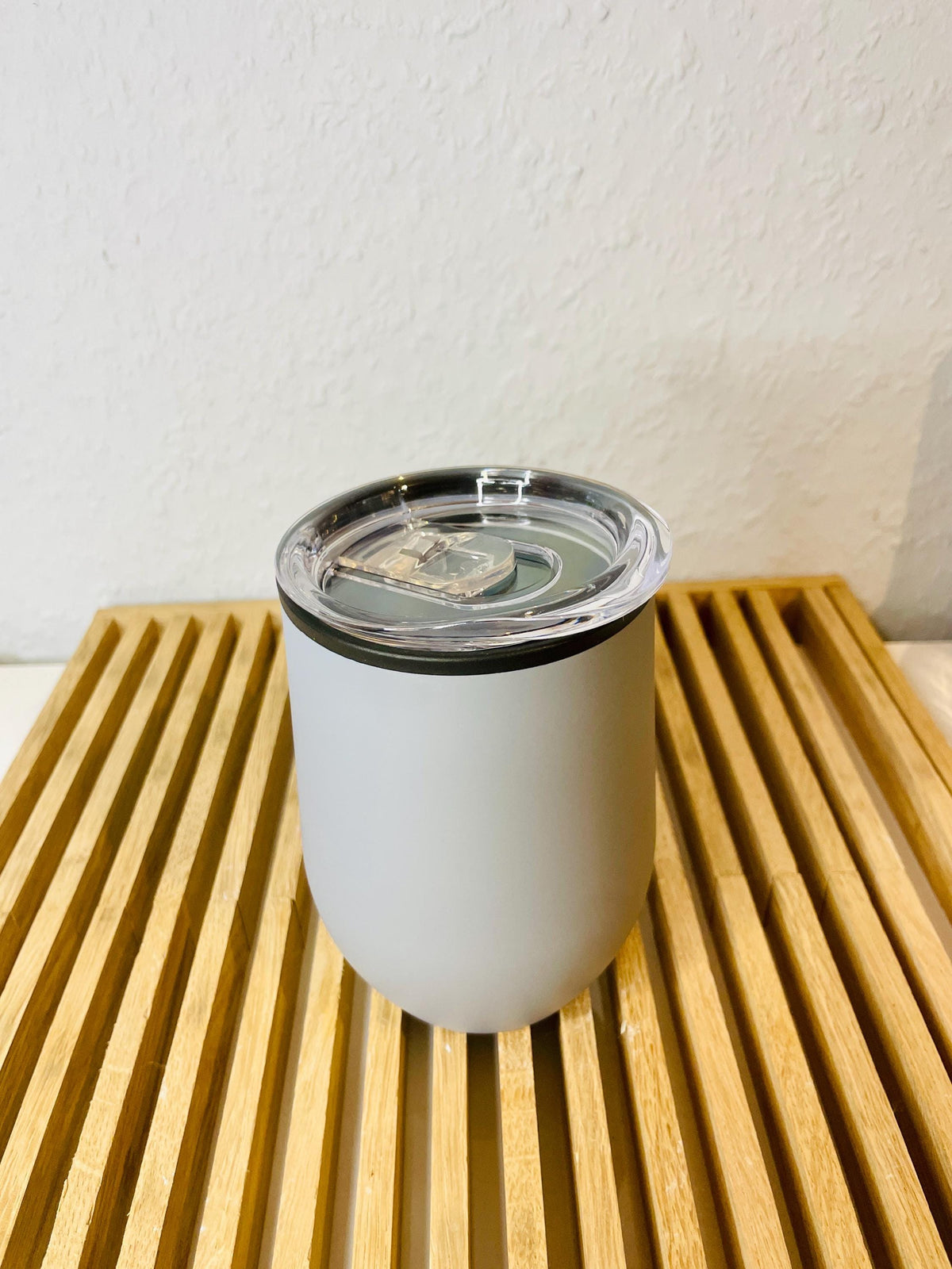 Weinbecher personalisiert mit Namen, Edelstahl schwarz oder grau, Geschenk für Freunde, DasGlueckswerk, Küche & Genuss, Travel Mugs, metall, plastik