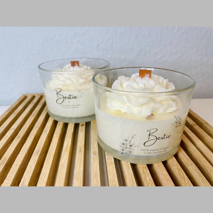Kerze in Rosenform im Glas mit Bestie Aufdruck und Holzdocht Kerze Das Glückswerk