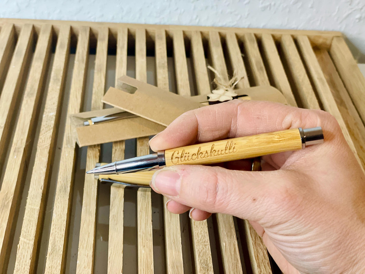 Kugelschreiber Glückskulli mit persönlicher Gravur Geschenkverpackung Kugelschreiber Das Glückswerk