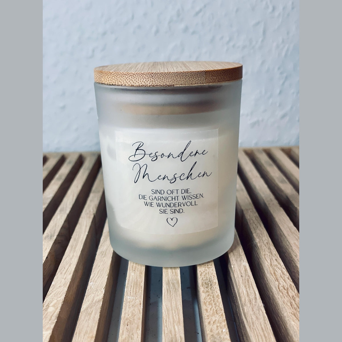 Handgemachte Sojawachs Kerze im Glas mit Holzdeckel und besondere Menschen sind oft die, die garnicht wissen, wie wundervoll sie sind Kerze Das Glückswerk