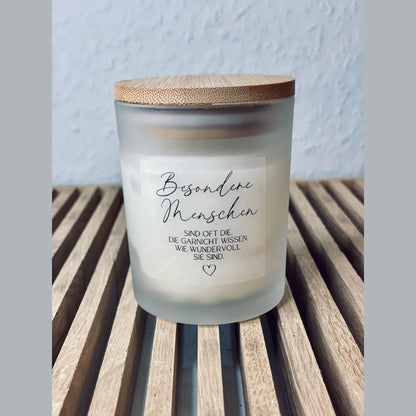 Handgemachte Sojawachs Kerze im Glas mit Holzdeckel und besondere Menschen sind oft die, die garnicht wissen, wie wundervoll sie sind Kerze Das Glückswerk