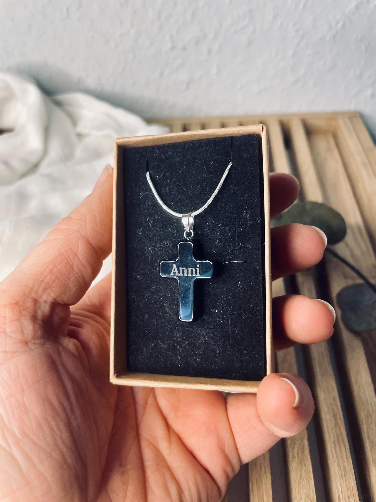 Halskette Kreuz, Obsidian Edelstein, Schmuck mit Gravur, personalisierte Halskette, Geschenkidee, Schmuckkästchen, Wunschgravur, Taufschmuck, spiritueller Schmuck, Kreuzanhänger,