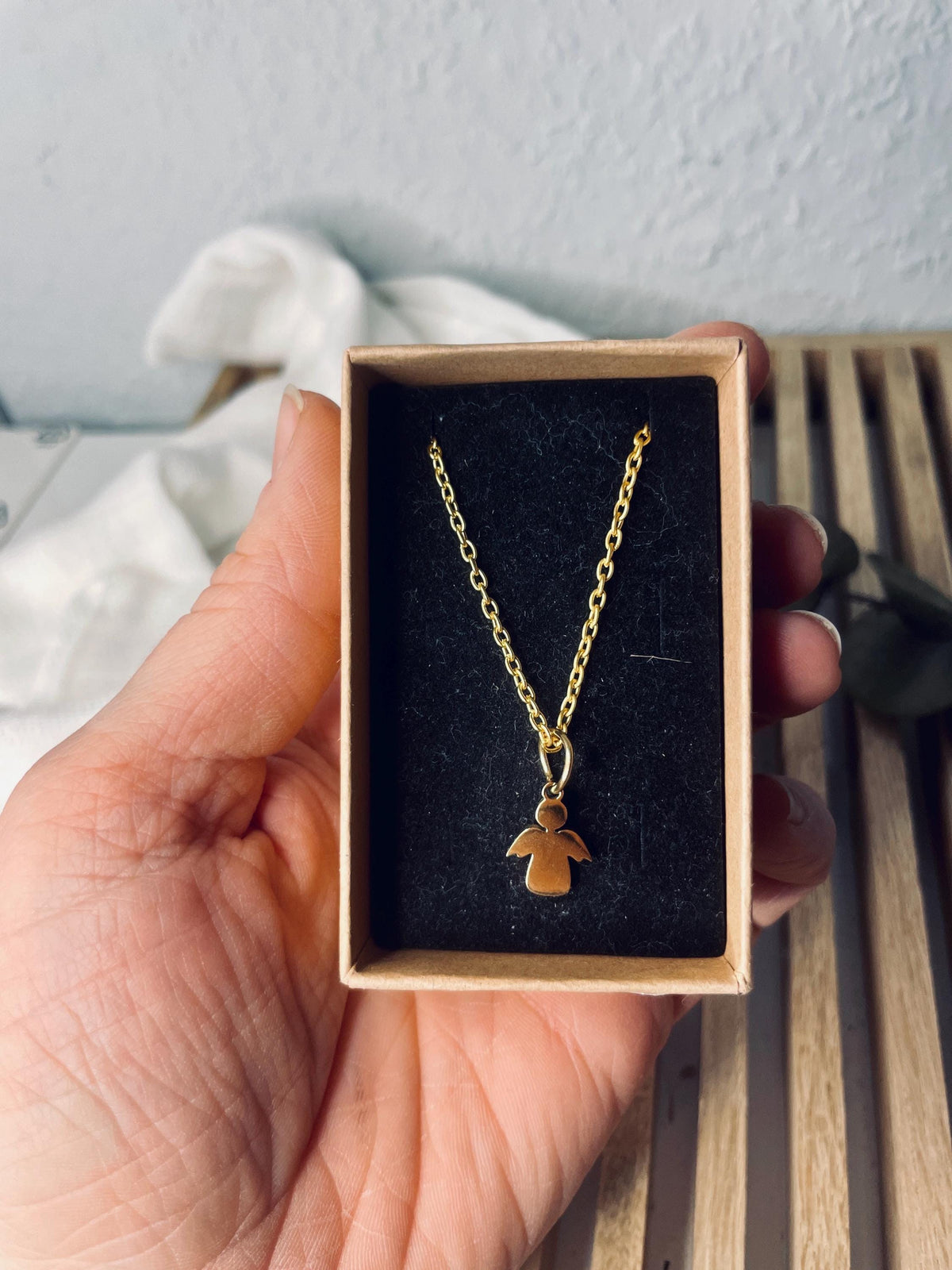 Halskette Engelsanhänger, graviertes Schmuckkästchen, Geschenk Taufe Geburtstag personalisiert, DasGlueckswerk, Personalisierte Geschenk, Charm Necklaces, 