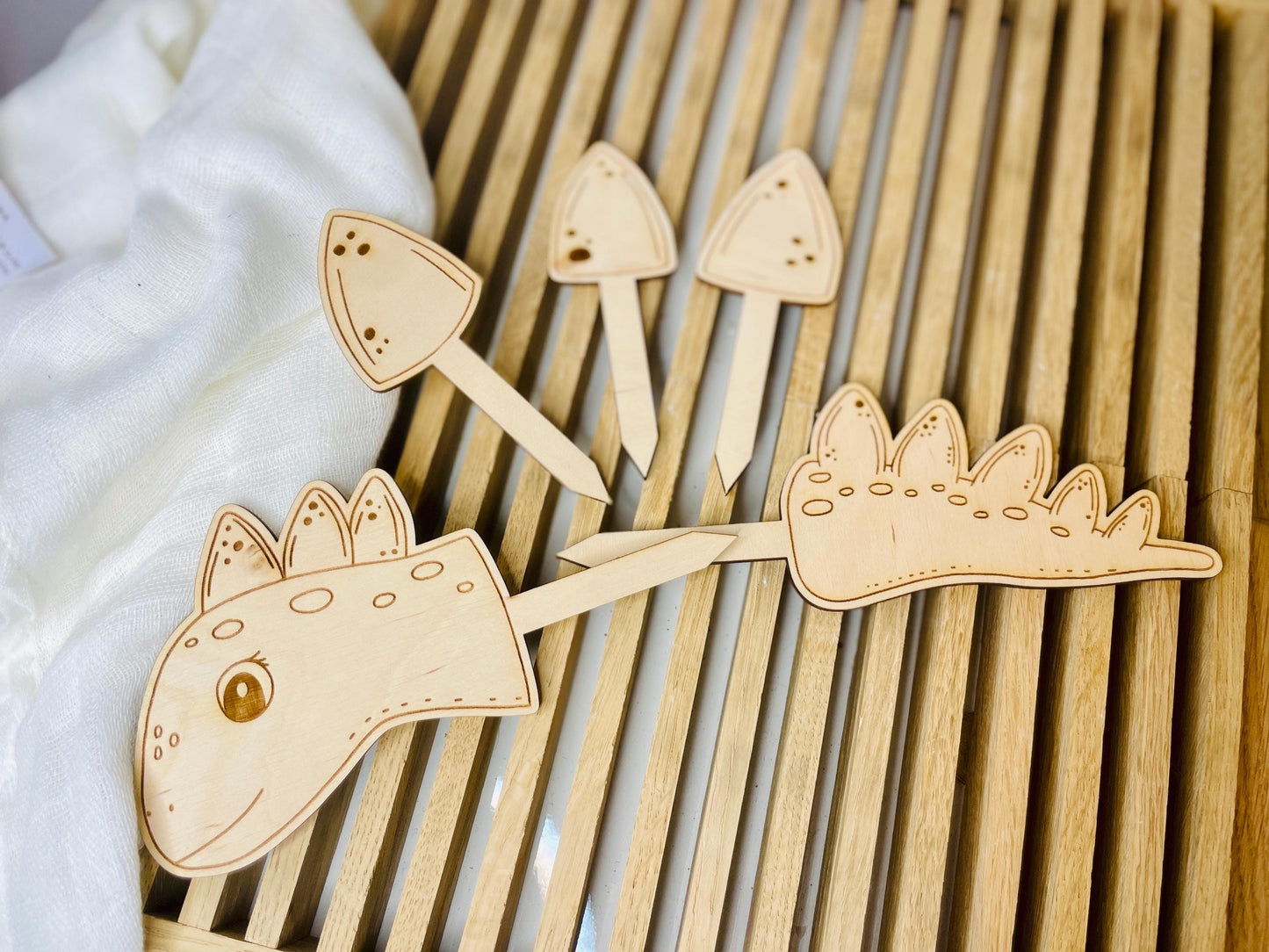 SVG Datei Cake Topper Dinosaurier, Laserdatei für Kindergeburtstag Dino Kuchen, DasGlueckswerk, Digitale Laserdateien, Cake Toppers, Holz