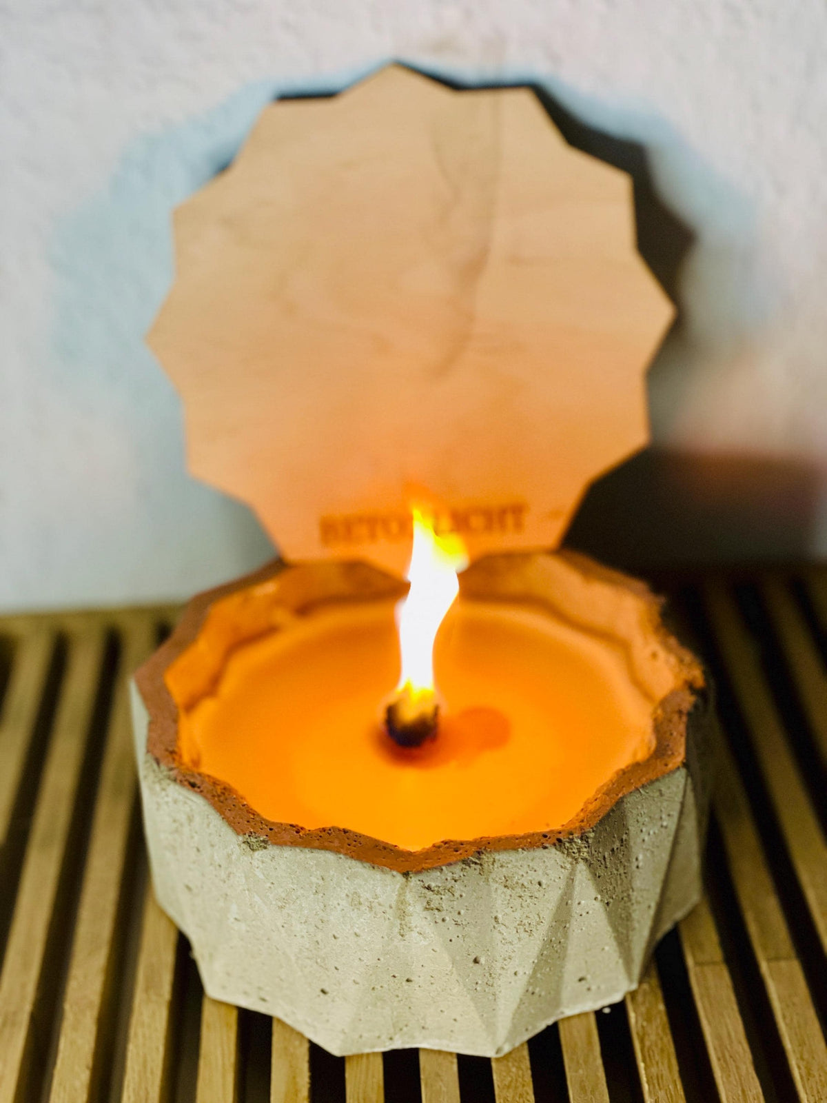 Betonkerze Einzugsgeschenk, moderne Kerze für neues Zuhause, Terrassendeko rund, DasGlueckswerk, Kerzen aus Beton, Container Candles, holz, wachs, Beton, Glasfaser