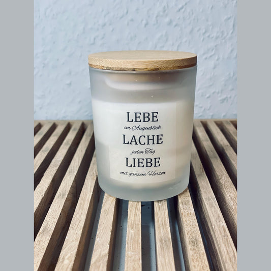 Handgemachte Sojawachs Kerze im Glas mit aholzdeckel und Aufschrift lebe im Augenblick, lache jeden Tag und liebe von ganzem herzen Kerze Das Glückswerk