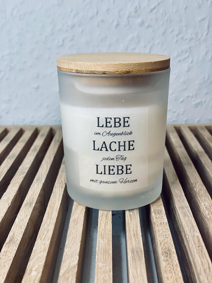 Handgemachte Sojawachs Kerze im Glas mit aholzdeckel und Aufschrift lebe im Augenblick, lache jeden Tag und liebe von ganzem herzen, DasGlueckswerk, Dekoration, Container Candles, Soya, Glas, Holz